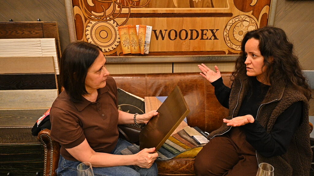Консультация и выбор образцов в шоуруме WOODEX
